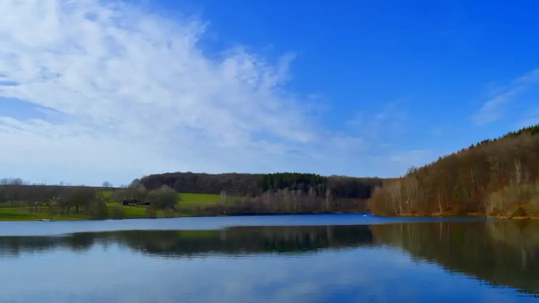 Jezioro Luterskie - malowniczy raj dla wędkarzy i miłośników natury