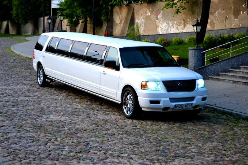 Ile kosztuje wynajem limuzyny? Poznaj ceny w różnych miastach