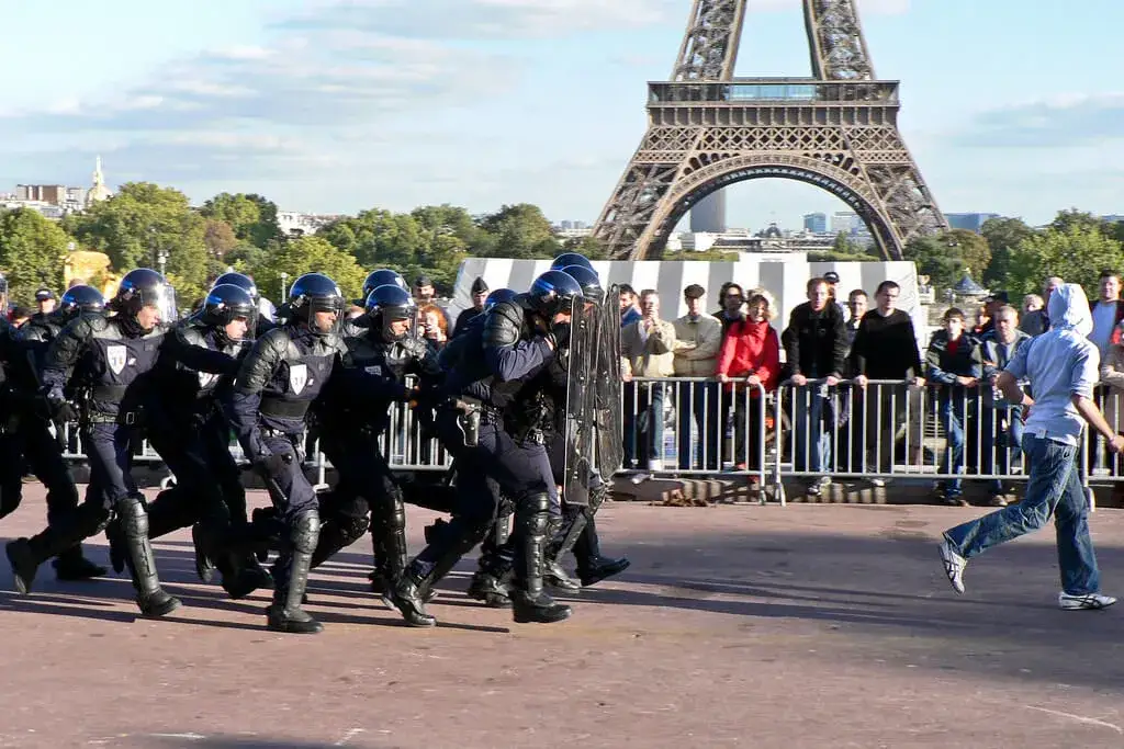 Czy we Francji jest bezpiecznie? Odkryj ukryte zagrożenia i porady