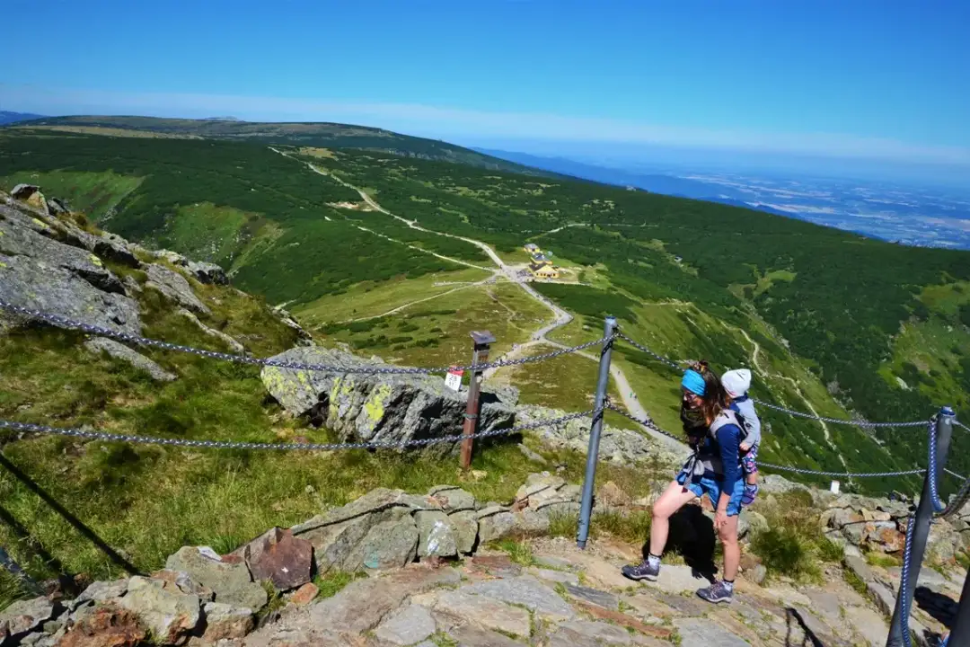Jakim szlakiem z dzieckiem na Śnieżkę - łatwe trasy i porady dla rodzin