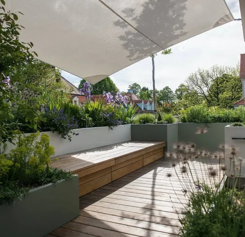 Jak skutecznie osłonić taras od słońca? Praktyczne rozwiązania na lato