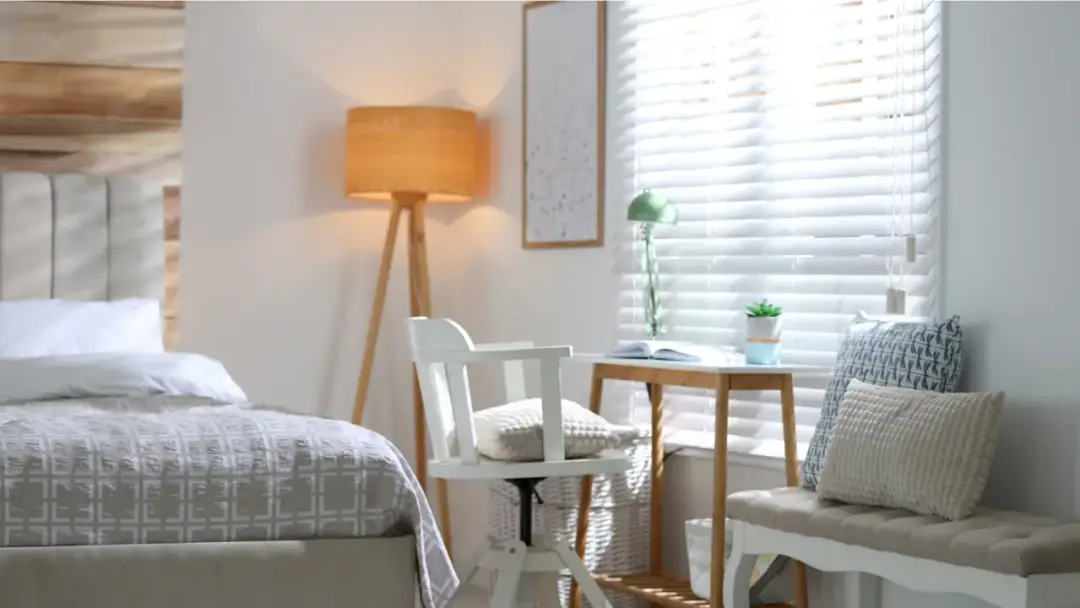 Jak udekorować okno w sypialni: 7 stylowych inspiracji