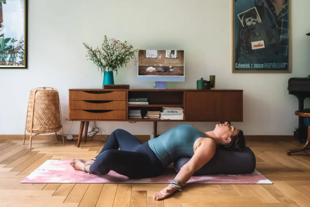 Ile kalorii spalamy podczas treningu jogi? 5 popularnych stylów i efekty