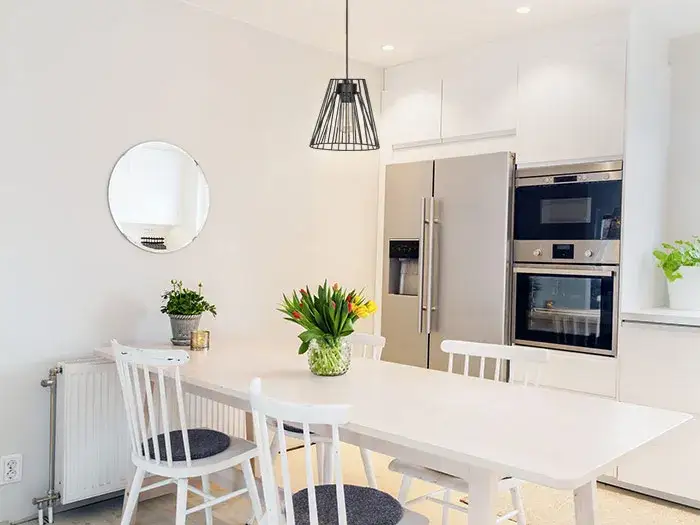 Ciekawe pomysły na to, co nad stołem w kuchni ułatwią życie i zachwycą gości