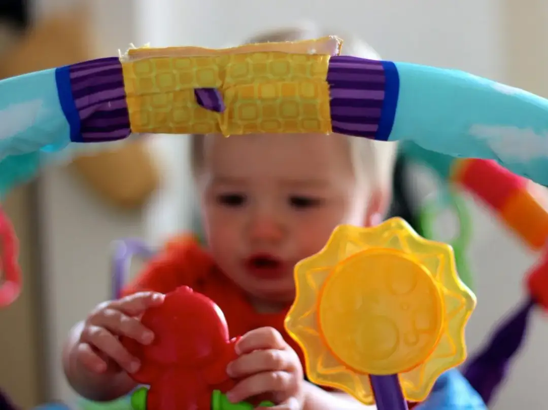 Najlepsza mata edukacyjna dla niemowlaka – wybierz bezpieczną i komfortową opcję