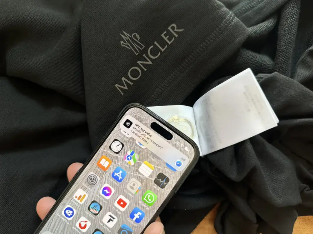 Czy czapka Moncler ma NFC? Odkryj, jak to wpływa na autentyczność