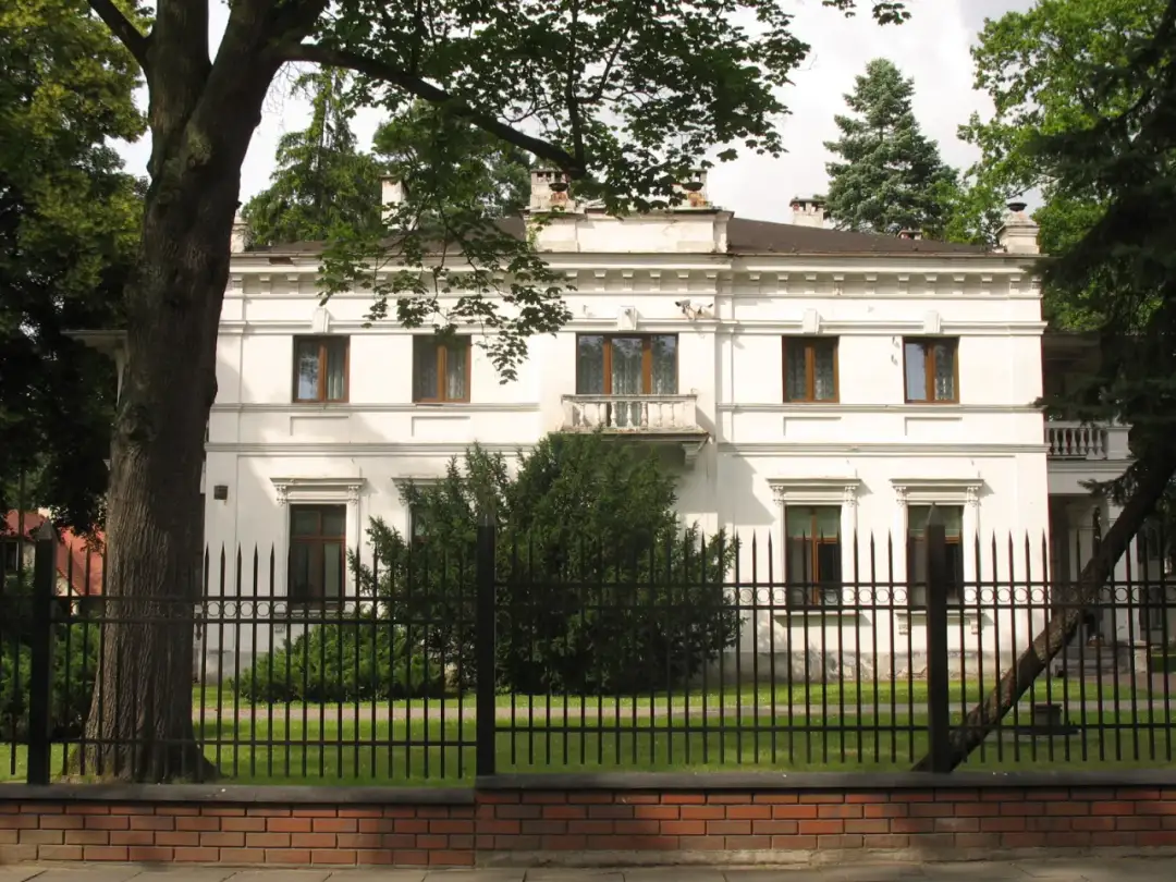 Dom Aktora w Skolimowie zdjęcia – zobacz jego wyjątkową architekturę i historię