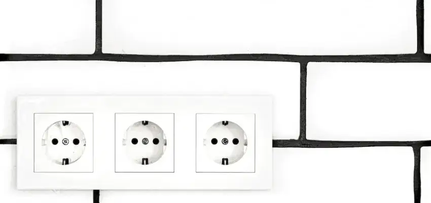 Jak rozmieścić kontakty w sypialni: 8 porad dla optymalnej instalacji