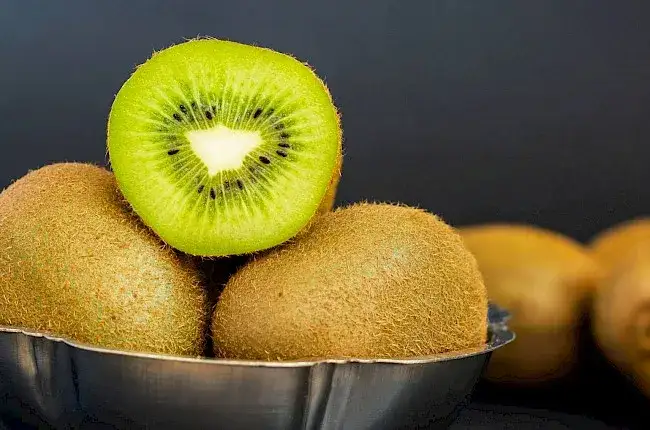 Ile kcal ma kiwi - poznaj prawdziwą wartość kaloryczną tego owocu