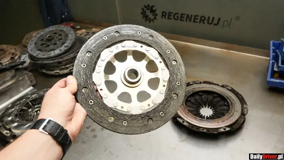 Sprzęgło w automacie: Jak rozpoznać zużycie i ile kosztuje naprawa?
