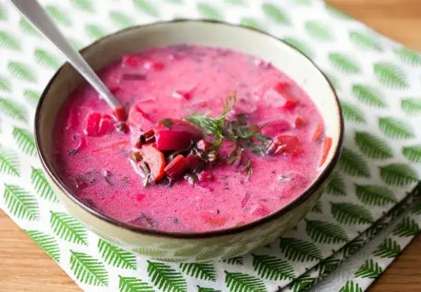 Jak się gotuje botwinę: przepis na pyszną zupę wiosenną