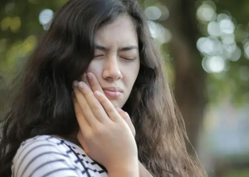 Skuteczne sposoby na ból zęba przy karmieniu piersią bez ryzyka dla dziecka