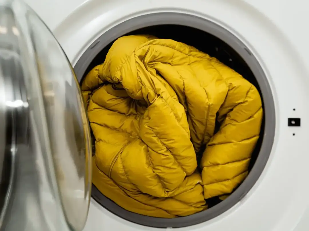 Jak prać kurtkę puchową w pralce? Sekrety puszystego puchu
