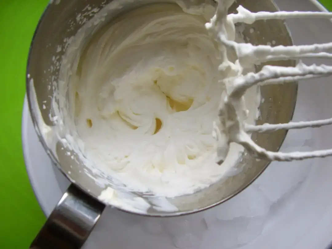 Chłodzenie śmietany w zamrażarce: Ile minut dla puszystej piany?