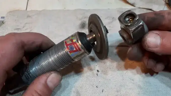 Jak rozebrać amortyzator motocyklowy - uniknij kosztownych błędów