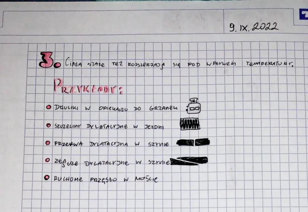 Przykłady rozszerzalności cieplnej stali: szczeliny dylatacyjne w szynach, przerwy dylatacyjne w szynach, szczeliny dylatacyjne w jezdni.