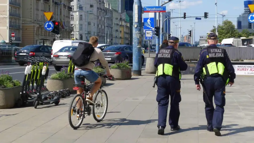 Straż miejska na osiedlu: kiedy mandat za parkowanie jest legalny?