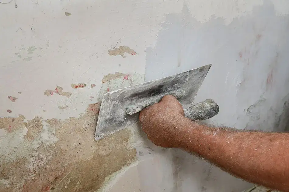 Czym uzupełnić ubytki w tynku, aby uniknąć kosztownych napraw?