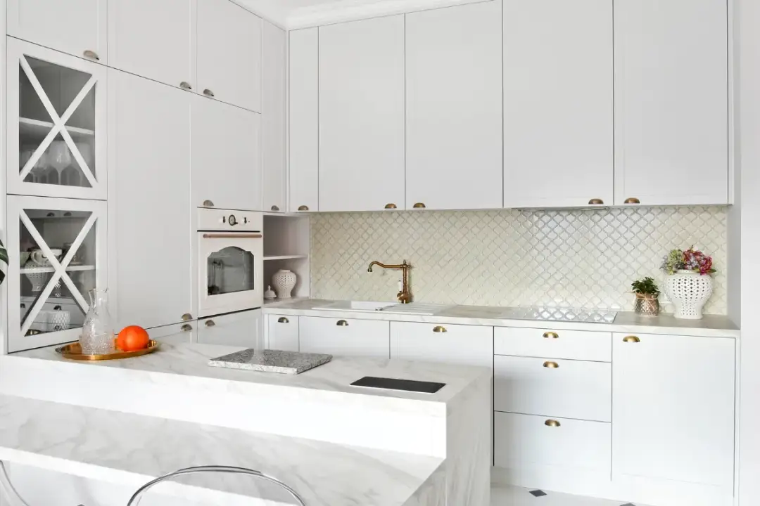 Jakie płytki do kuchni na wysoki połysk? Odkryj ich zalety i wady