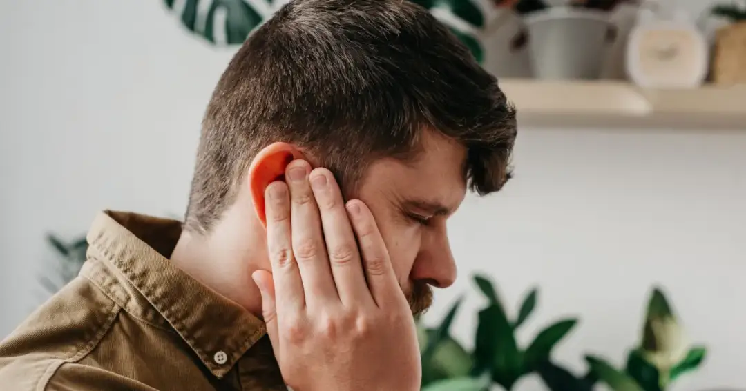 Ból ucha? Szybka ulga w domu i kiedy pilnie do lekarza!