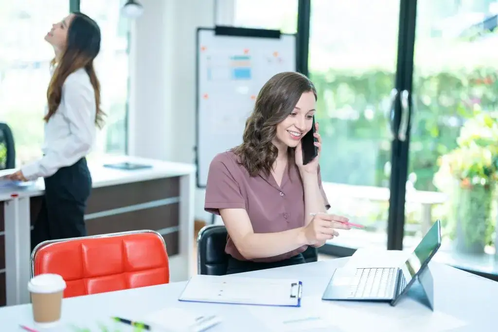 Praca po studiach językowych: najlepsze ścieżki kariery dla absolwentów