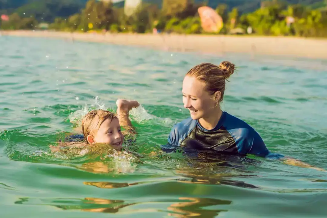 Jak zacząć naukę pływania z dzieckiem? Kompletny poradnik