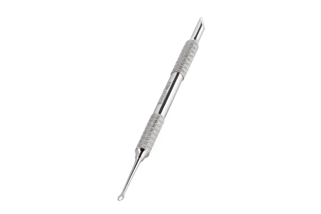 Metalowe kopytko do skórek z precyzyjną końcówką i antypoślizgowym uchwytem. Idealne do profesjonalnego manicure.