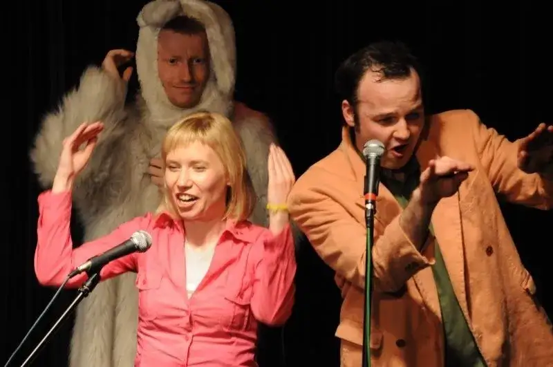 Kabaret Hlynur: Historia, skecze i wpływ na polską kulturę