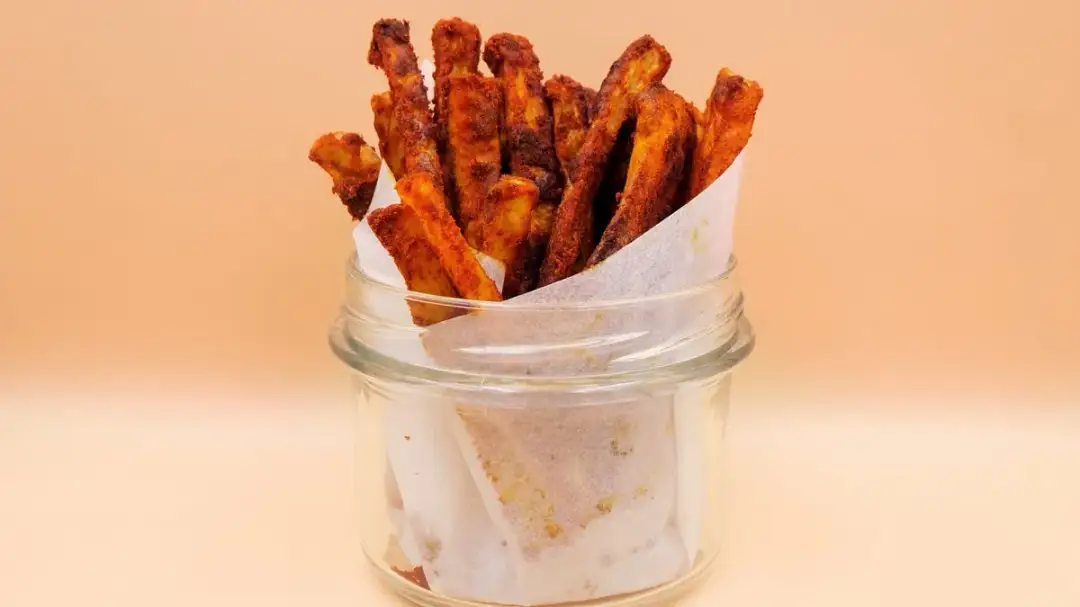 Dietetyczne frytki bez wyrzutów sumienia. Zdrowy przepis, który zachwyci każdego