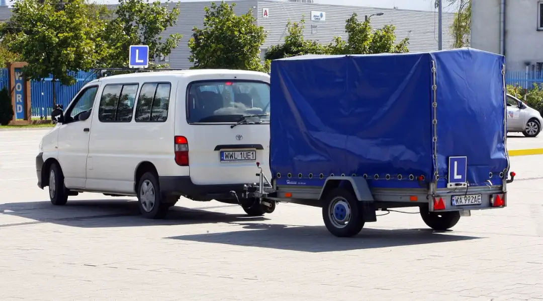 Ile naprawdę kosztuje prawo jazdy na przyczepę? Sprawdź wszystkie koszty!