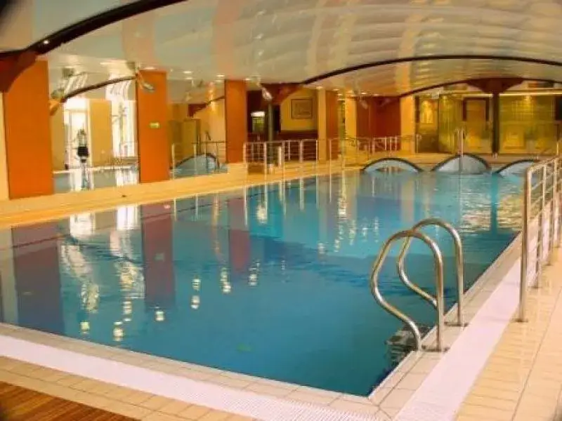 Kryty basen w Łebie: Idealny sposób na spędzenie deszczowych dni