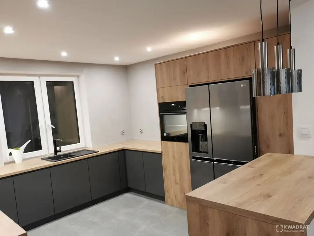 Płytki do ciemnych mebli kuchennych: jak rozjaśnić wnętrze?