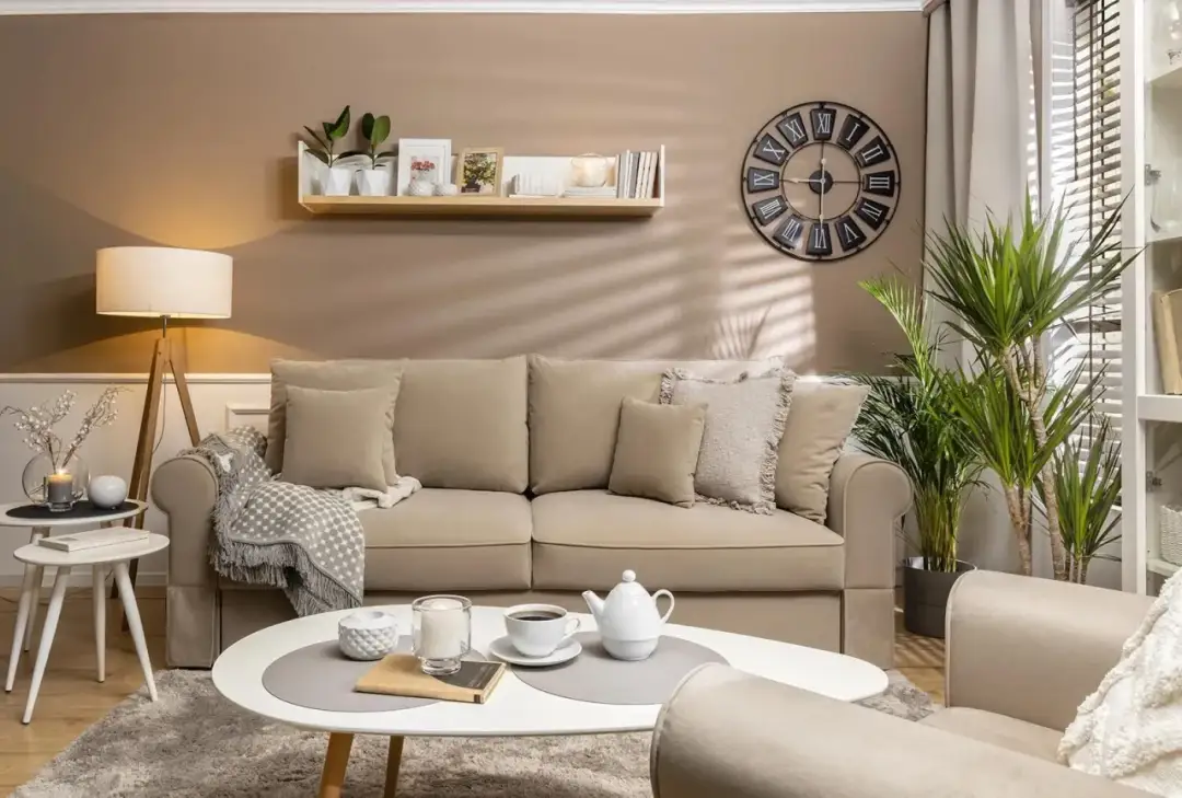 Beżowa kanapa jakie dodatki – stwórz przytulne wnętrze z klasą