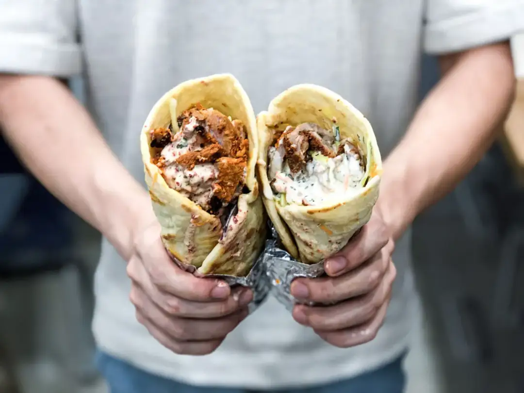 Dwa pyszne durum kebab, zawinięte w tortillę, z soczystym mięsem i kremowym sosem. Idealne na szybki posiłek.