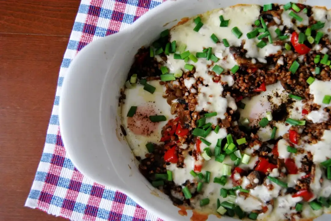 Pyszna zapiekanka z kaszą gryczaną i kurczakiem – łatwy przepis na obiad