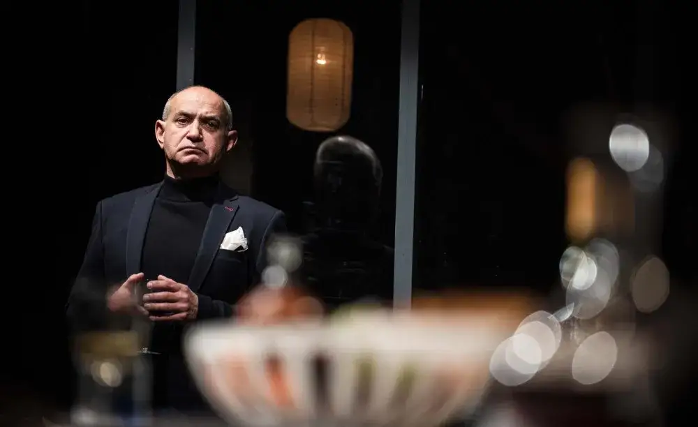 Kto chce być Żydem? Odkryj głębię tożsamości w teatrze współczesnym