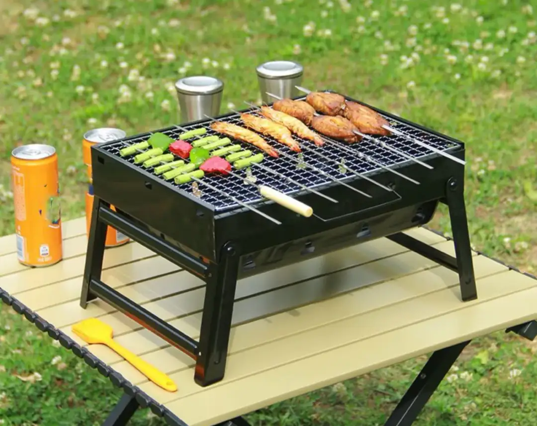 Grill turystyczny: Jaki wybrać na balkon, działkę, kemping?