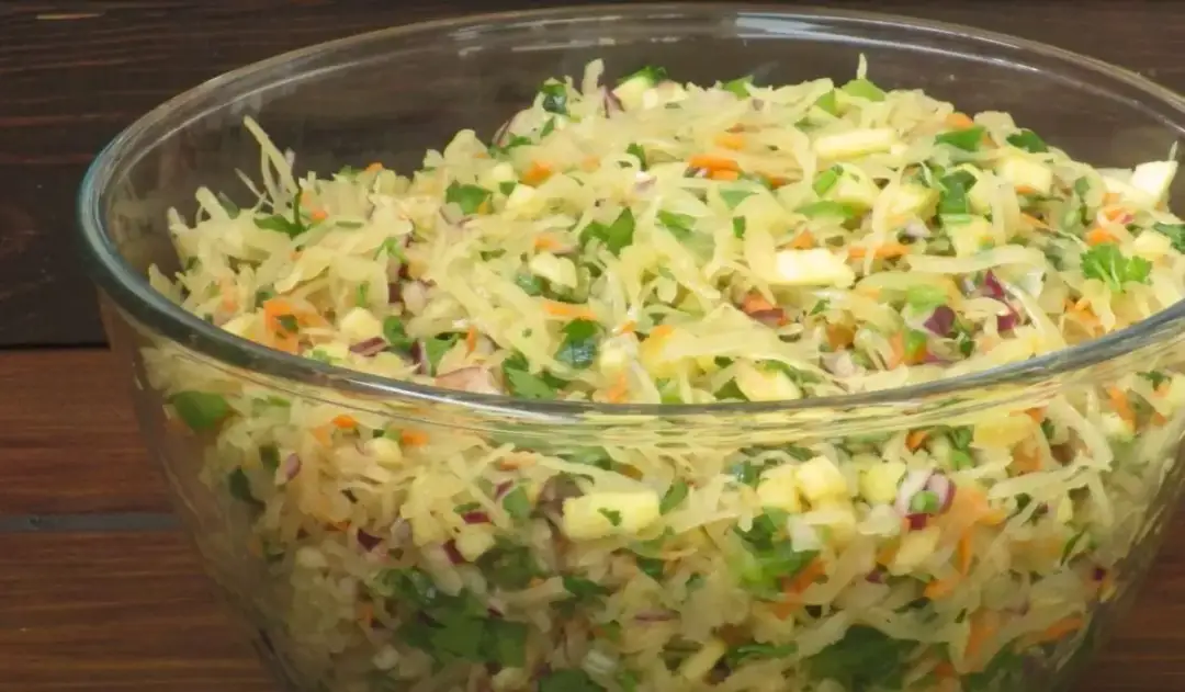 Jak zrobić surówkę z kiszonej kapusty - prosty przepis na smaczny dodatek