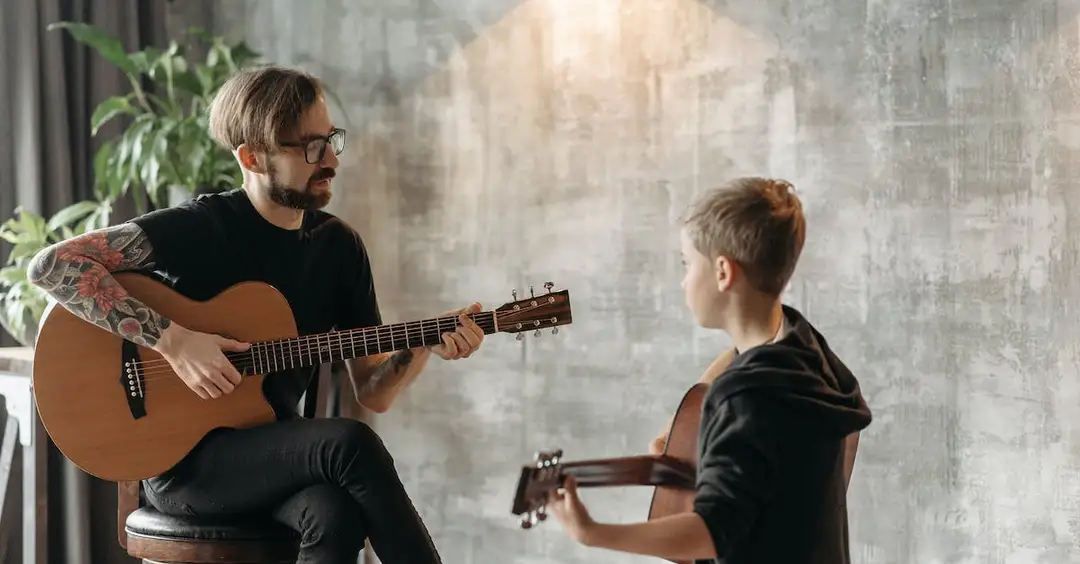 Najlepsze kursy online uczenia gry na instrumentach w 2023 roku