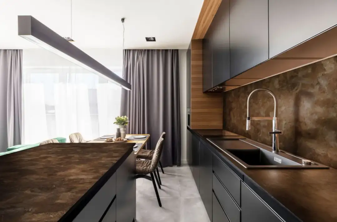 Jak okleić szafki w kuchni – praktyczne instrukcje i porady krok po kroku