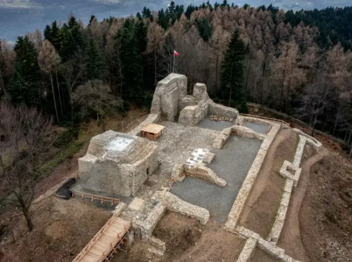 Zamek w Lanckoronie: Fascynująca historia i ruiny do zwiedzania