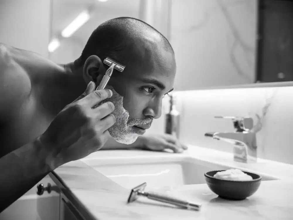 Czy golenie na łyso faktycznie wzmacnia włosy? Poznaj prawdę i fakty