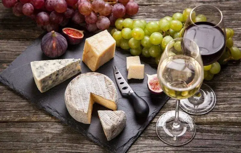 Jakie wino do serów? Odkryj idealne pary dla każdego smaku
