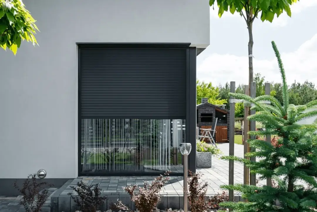 Rolety na drzwi tarasowe przesuwne: Praktyczne rozwiązania dla twojego domu