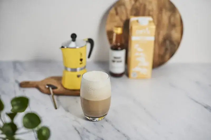 Czy kawa z mlekiem owsianym jest zdrowa? Odkryj ukryte zagrożenia