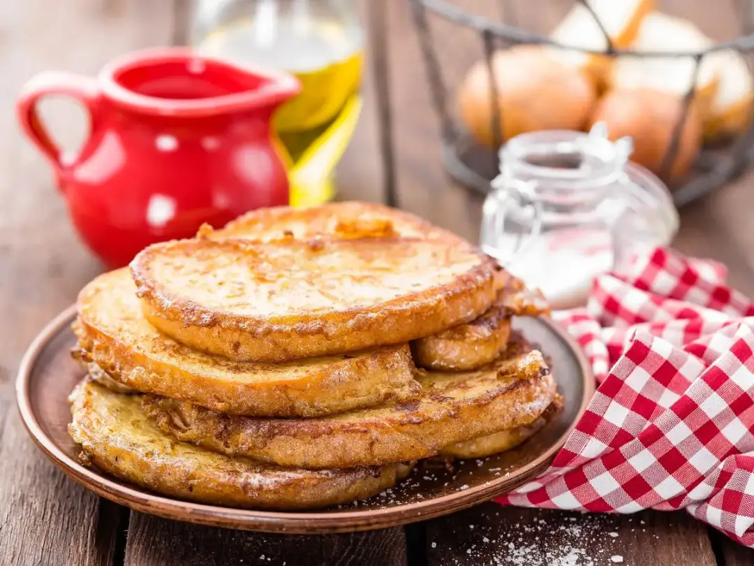 Chleb w jajku: Szybki przepis na smak dzieciństwa zrób go sam!