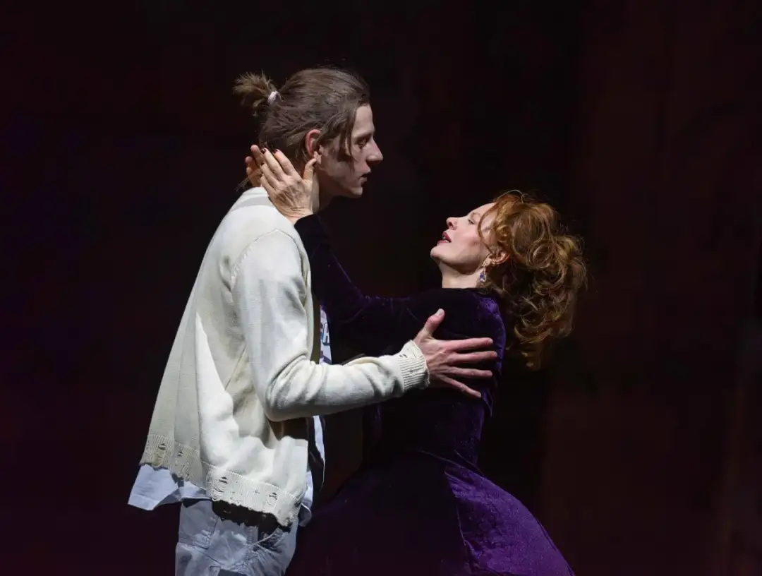 Wiśniowy sad w teatrze: adaptacje, reżyseria i przesłanie sztuki