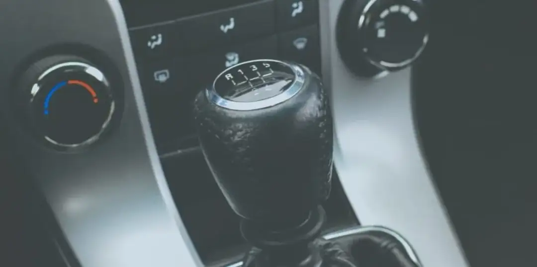 Jak cofać samochodem sprzęgło – uniknij najczęstszych błędów
