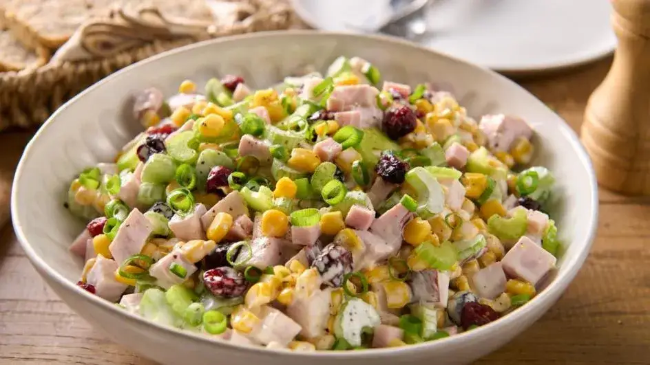 Czy pora trzeba sparzyć do sałatki? Odkryj, co zmienia smak!