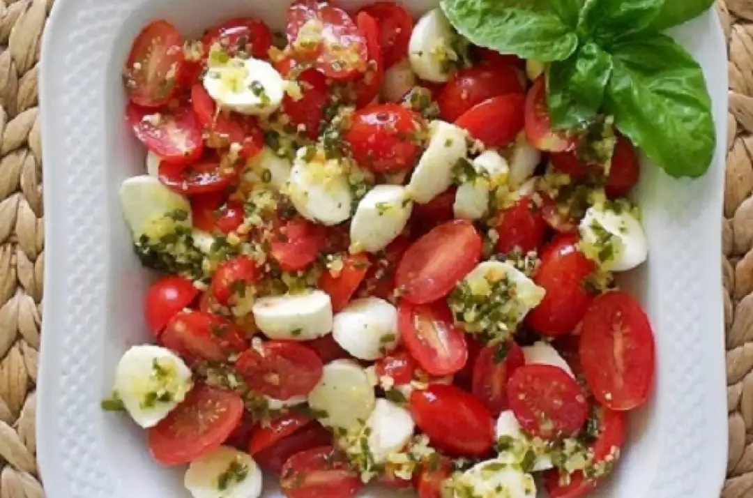 Pieczone pomidory z mozzarellą: Słoneczna przekąska na każdą okazję